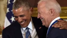 Joe Biden y Barack Obama posando juntos