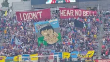 Aficionados de Colorado Rapids muestra tifo de Sout Park en partido de la MLS