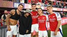 Bieber con los jugadores del cuadro inglés