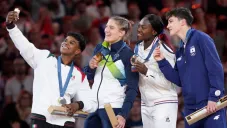 Awiti en el podio de ganadoras en el Judo femenil de París 2024