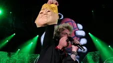 Billie Joe Armstrong sostiene un máscara de Donald Trump con la palabra &quot;idiota&quot;