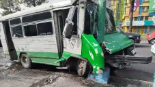 Microbús choca contra poste de luz en la alcaldía Iztapalapa; hay 9 pasajeros lesionados