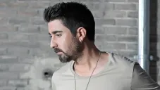 El intérprete estará lanzando sus mejores canciones de dos décadas de carrera.