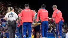 París 2024: Retiran a luchadora en camilla y collarín luego de una fuerte caída