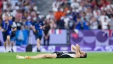 Atleta neozelandés realiza salto de altura por debajo de la barra