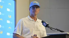 Jim Harbaugh niega que Colin Kaepernick llegará a los Chargers