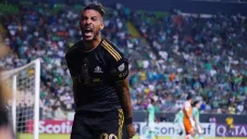 América buscó a Denis Bouanga