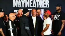 Floyd Mayweather y John Gotti III superan báscula y están listos para enfrentarse
