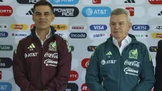 Aguirre junto a Rafa Márquez en su presentación con el Tri