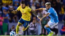 Brian Rodríguez disputa un balón con Gonzalo Piovi