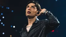 En un video viral que circula en redes, el cantante expresó su enojo por malos tratos por parte del dueño.