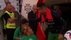 Cristiano se detiene para saludar a niños con discapacidad