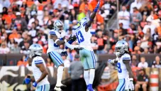 Cowboys festeja su victoria ante Cleveland en el vestidor