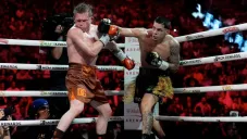 Óscar de la Hoya no perdió el tiempo para critícar al Canelo