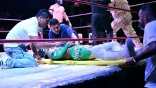 Spider Fly tuvo que salir en camilla