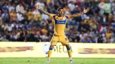 Javier Aquino renueva contrato con Tigres