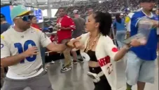 Aficionado de Rams golpeó a aficionada de los Niners