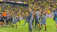 Miembro de América hace señas obscenas a la afición de Columbus