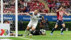 ¿Fue Santander? VAR anula gol a Monterrey en duelo contra Chivas