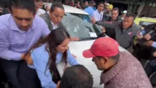 Auto en el que viajaba AMLO por poco atropella a mujer