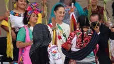 Momento en el que Claudia Sheinbaum recibe bastón por parte de la comunidad indígena