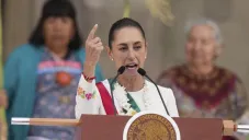 La presidenta Claudia Sheinbaum se dirige a sus partidarios en el Zócalo, la plaza principal de la Ciudad de México, el día de su toma de posesión