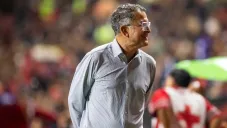 Aficionados de Xolos se rinden y le muestran su afecto a Juan Carlos Osorio