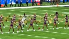 El singular entrenamiento de Greg Zuerlein en medio de las porristas de Vikings
