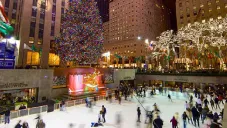 ¡Ya huele a Navidad! Inauguran la pista de hielo del Rockefeller Center, en Nueva York