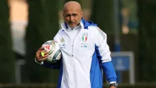 Luciano Spalletti presume increíble colección de jerseys incluyendo la de Chicharito