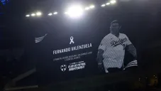 Rayados y Pumas rinden homenaje en el Gigante de Acero