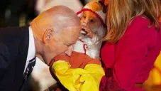 Joe Biden mordiendo a bebés &quot;juguetonamente&quot; en Halloween