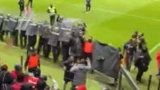 Guillermo Pacheco, árbitro del León-Toluca, fue escoltado por policías para dejar el Nemesio Diez