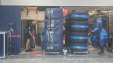 Lewis Hamilton se burla de la FIA y Pirelli