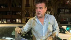 Aficionado del Valencia arriesga su vida para rescatar playeras afectadas por la DANA