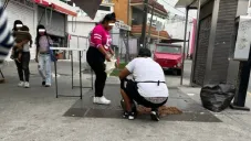&quot;¡Increíble! Exhiben a taqueros por vender barbacoa que se les cayó al suelo