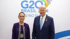 La presidenta Claudia Sheinbaum posando junto al presidente de Estados Unidos, Joe Biden
