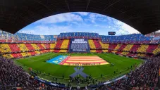 Valencia rinde homenaje a víctimas de inundaciones en su regreso al Estadio Mestalla