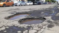 Baches en Edomex causan problemas por daños en coches