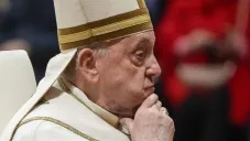 ¿Por qué el Papa Francisco dio misa con un moretón en el rostro?