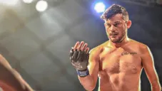 Luchador sin un brazo noquea a su rival