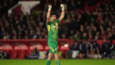 'Dibu' Martínez realiza gran atajada a Nico Domínguez en la Premier League