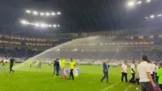 ¿Detuvieron el festejo? Encargados de Estadio BBVA prendieron los aspersores de campo