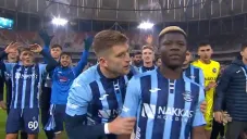 Futbolista recibe la noticia de la muerte de su hermano al medio tiempo y la afición lo consuela