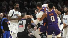 ¡Se armó la bronca! Jugadores de Suns y Mavs desatan pelea y resulta en tres expulsados