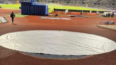 Escudo de Pumas es cubierto por lona blanca en partido de local de Cruz Azul