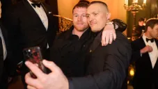 Oleksandr Usyk arrasa y supera a Canelo Álvarez