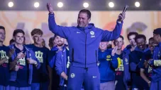 André Jadrine en lágrimas durante discurso en el festejo del Tricampeonato