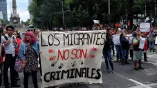 Tras la toma de protesta de Trump, marchan frente a la Embajada de EE. UU. en la CDMX