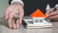 ¿Nueva ley permitirá a inquilinos despojar a propietarios de sus viviendas? Esto sabemos